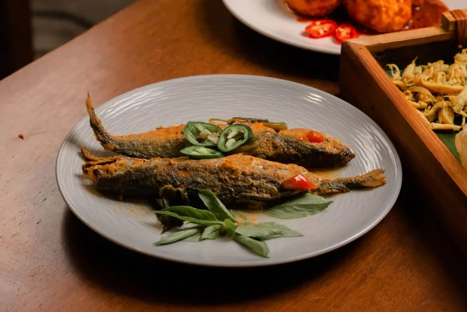 Ikan bakar bumbu rujak khas Pulaumaha siap disajikan